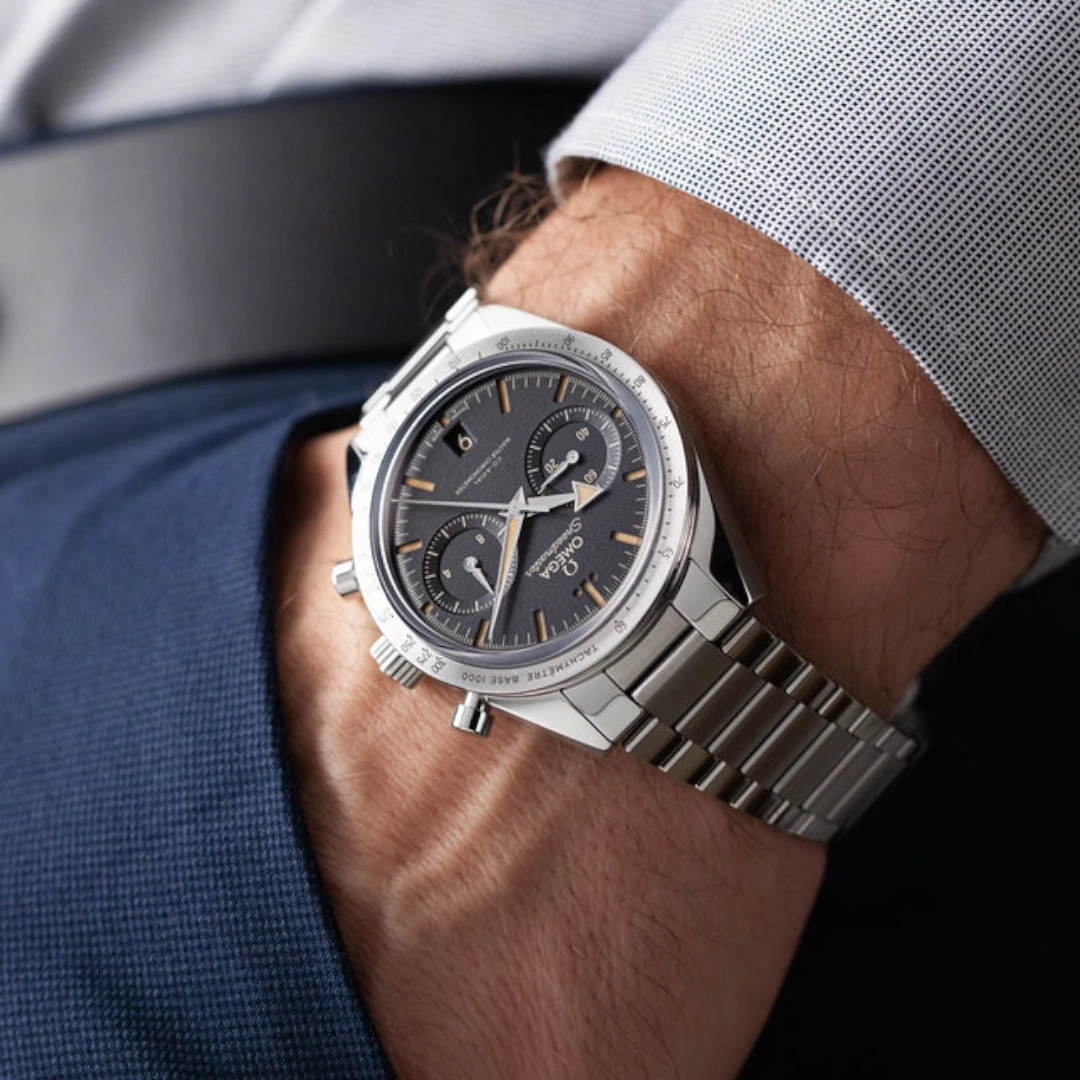 Omega Speedmaster Broad Arrow ’57 – 40mm – Manual – New – Full Set – CoAxial Chronograph – Full